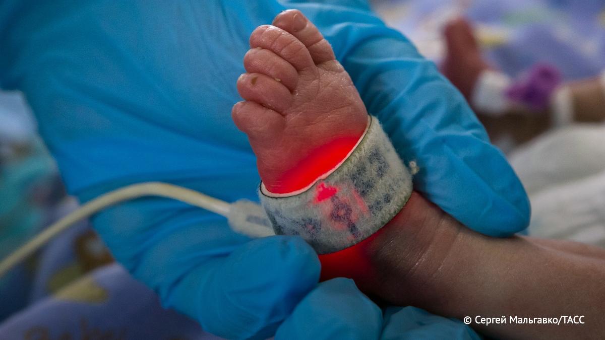 Восемь младенцев родились в Великобритании с ДНК трех человек за пять лет, сообщил телеканал Sky News. Процедура проводится для устранения наследственных заболеваний. Из эмбриона матери с заболеванием удаленяют клеточное образование и пересаживают в эмбрион здоровой женщины-донора. / Наука