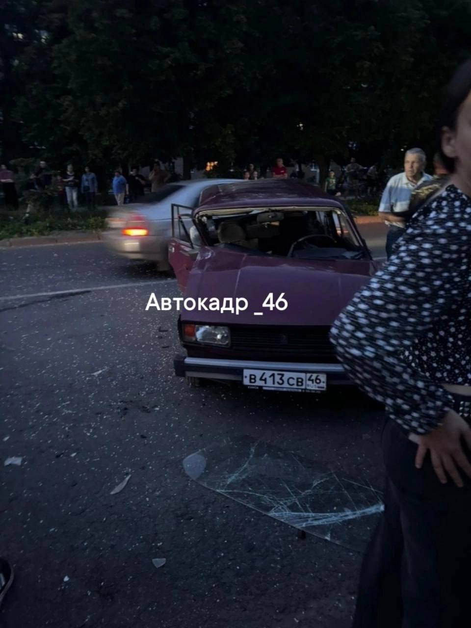 В Курске ищут свидетелей ДТП на Союзной Вчера в 20:45 в районе дома 21 «А» на улице Союзной столкнулись «ВАЗ-21043», за рулем которого был 80-летний водитель, и «Мицубиси Галант». По предварительной информации, пострадавших нет, машины получили повреждения. Проводится проверка, устанавливается личность водителя «Мицубиси Галант». Госавтоинспекция просит откликнуться свидетелей и очевидцев аварии, позвонив в дежурную часть по телефонам: 36-70-01; 36-70-02. Фото: Автокадр_46 «Вести.Курск». Только проверенная информация.
