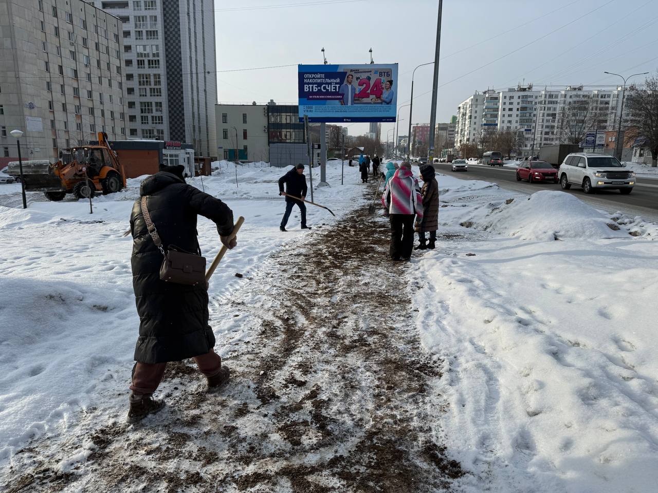 Чиновников в Уфе вывели на субботник по уборке снега и гололеда  В Уфе 15 февраля чиновники вышли на общегородской субботник по уборке снега. О работе сотрудников на улицах отчитываются главы администраций районных администраций.  Совместно с коммунальщиками муниципальные служащие убирают снег и обрабатывают пешеходные зоны противогололёдными материалами.  Так, представители администраций очистили сквер Альбанова и улицу Гоголя от Пушкина до Свердлова,  а также ул. Карла Маркса и  ул. Чернышевского, на участке от Ленина до Карла Маркса. Работники управлений города приводили в порядок ул. Октябрьской Революции.   Что сказать: хочешь работать в администрации, учись убирать снег!