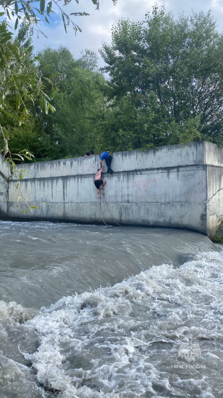 В Северной Осетии сотрудники МЧС России спасли юношу, попавшего в водопад на реке Гизельдон Купающегося в реке юношу понесло течением. Самостоятельно выбраться он уже не смог. Прибывшие на место сотрудники Специализированной пожарно-спасательной части при помощи веревок вытащили жителя Гизели из водопада. МЧС России предупреждает, будь осторожен вблизи горных рек!