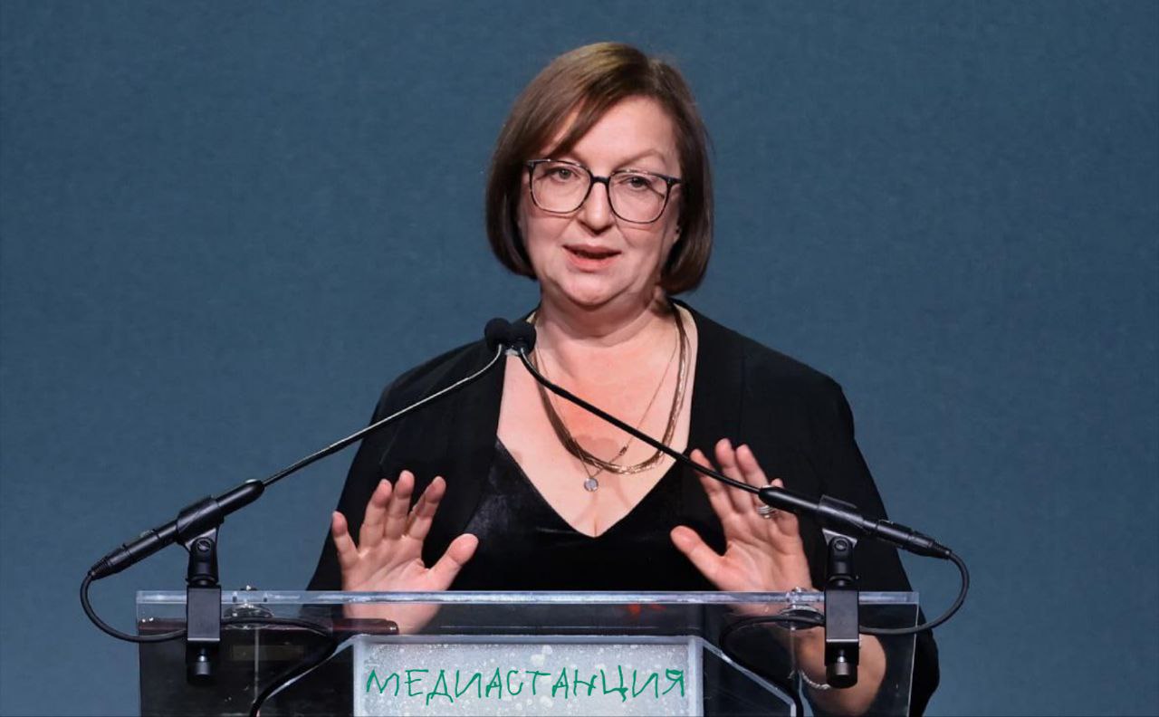 Основательницу Медузы латвийскую журналистку Галину Тимченко заочно приговорили к 5 годам колонии по делу о руководстве нежелательной организацией Также суд на аналогичный срок запретил ей занимать административные должности Обвинение установило что медиаменеджер создала издание из ненависти к государственному устройству и даже после запрета деятельности проекта в России продолжила работу чтобы остаться в инфополе В основу дела легли интервью Тимченко с критикой властей а также ее попытки подсосаться к кошелькам читателей признана в России иноагентом и нежелательной организацией признана иноагентом mediastanciacom