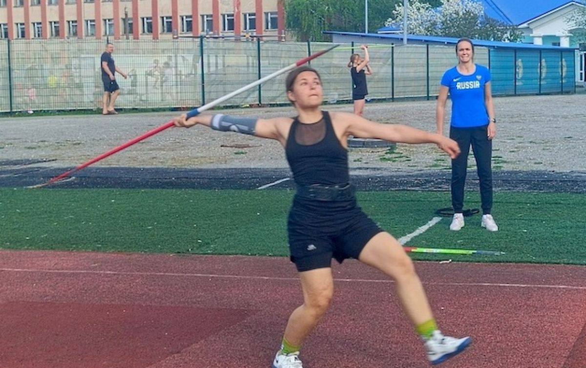 Воронежская метательница Софья Енина завоевала серебро на всероссийских соревнованиях в Адлере В Адлере завершаются Кубок России и всероссийские соревнования по длинным метаниям В третий соревновательный день представительница Воронежской области Софья Енина поднялась на пьедестал В метании копья среди девушек до 20 лет она показала результат 42 метра 95 сантиметров установив личный рекорд и завоевала серебряную медаль Подписаться на VRN Град