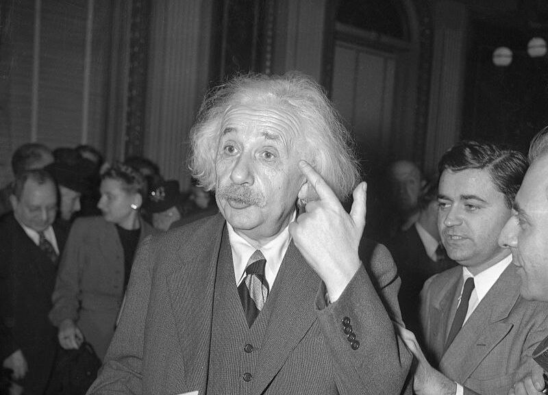 Россияне стали в три раза чаще искать информацию об Альберте Эйнштейне Вероятно они путают его с Джеффри Эпштейном Рост интереса к физику вырос после релиза новых файлов по делу скандального финансиста Среди самых популярных запросов кто такой Эйнштейн когда умер Эйнштейн Джеффри Эйнштейн что сделал Эйнштейн Эйнштейн пати Если вас тоже интересуют эти вопросы мы написали текст о деле Эпштейна Больше новостей в Daily News