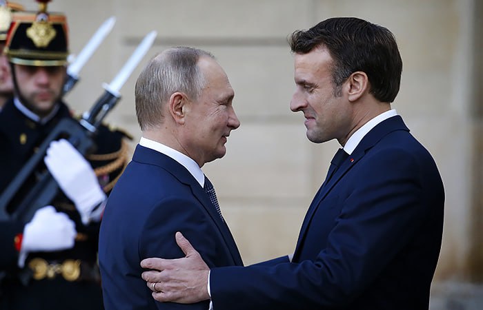 В ЕС поддержали призывы Макрона и Мелони возобновить диалог с Россией пишет Politico Издание со ссылкой на неназванного европейского чиновника отмечает что есть вопросы которые нельзя обсуждать только с США поскольку они имеют прямое отношение к европейской безопасности Собеседник Politico подчеркнул что в некоторых столицах ЕС начали соглашаться с позицией французского лидера Подписаться на Говорит Москва Telegram VK MAX