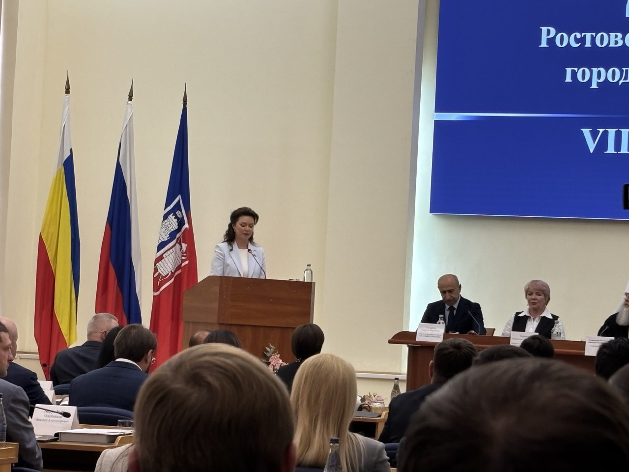 Слюсарь поприветствовал новый состав Ростовской на Дону городской думы 29 сентября начала работу Ростовская на Дону городская дума восьмого созыва Ключевым вопросом повестки дня стало избрание председателя гордумы Большинством голосов на эту должность была избрана Лидия Новосельцева 41 год Ранее она представляла интересы избирателей в городской думе Ростова и Новочеркасска а также в Законодательном Собрании Ростовской области С 2018 года ее карьера связана с Роствертолом и крупными машиностроительными предприятиями а с 2023 года она занимает должность директора по персоналу на Роствертоле Лидия Новосельцева отмечена государственными и ведомственными наградами Она 10 лет курирует машиностроительный комплекс области в Союзе машиностроителей России и активно занимается общественной деятельностью поддерживая старшее поколение материнство и донорство Наше избрание это не привилегия и не награда Это прежде всего огромная ответственность подчеркивает Новосельцева Юрий Слюсарь подчеркнул организаторские способности системный подход ответственность и трудолюбие Лидии Новосельцевой Глава региона отметил что от эффективной работы депутатского корпуса и взвешенных решений избранников зависит качество жизни более миллиона жителей города и призвал к продолжению работы с избирателями воплощению их инициатив а также к решению проблем в сфере ЖКХ транспорта социальной инфраструктуры чистоты и порядка Лидия Новосельцева сменила Зинаиду Неярохину которая избралась в донской парламент и возглавила комитет по регламентным вопросам и депутатской этике Подпишись на AiFRostov