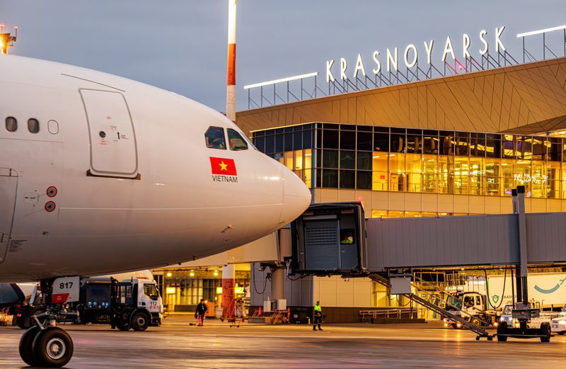 Аэропорт Красноярск не смог вырасти в 2025 году После нескольких лет рекордного роста пассажиропоток аэропорта Красноярск KJA в 2025 году сократился на 0 5 до 4 264 млн человек Сокращение произошло за счет внутренних направлений трафик уменьшился на 2 2 до 3 421 млн пассажиров А вот международный трафик продолжает рост 5 2 до почти 787 тыс пассажиров Открыты новые рейсы в Ереван Душанбе Нячанг и Шымкент Трафик на китайских направлениях вырос более чем на 60 Сеть пополнилась направлениями внутри России Самара Магадан Краснодар и Анадырь Топ 5 направлений 2025 года Москва 930 85 тыс пасс Сочи 275 57 тыс Новосибирск 274 96 тыс Санкт Петербург 225 94 тыс Норильск 216 72 тыс Наибольший прирост пассажиров Омск 89 Улан Удэ 34 Челябинск 29 Хабаровск 17 Владивосток 15 Уфа 14   Лидеры среди авиакомпаний Россия группа Аэрофлот 1 395 млн пасс 2 3 Аэрофлот 857 08 тыс 18 NordStar 303 23 тыс S7 Airlines 301 79 тыс КрасАвиа 278 67 тыс Подробнее на ATO ru Красноярск аэропорт авиация новостиавиации транспорт Фото Артём Ленц аэропорт Красноярск Подписаться на ATOjournal
