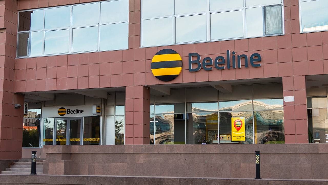Beeline покупает OLX kz за 75 млн Оператор входящий в международный холдинг VEON Ltd подписал соглашение о покупке 100 онлайн площадки объявлений у OLX Group Сумма сделки 75 млн OLX kz один из самых популярных маркетплейсов в стране Платформой пользуются около 10 млн человек в месяц размещая более 3 6 млн объявлений Глава VEON Каан Терзиоглу заявил что покупка OLX kz усилит цифровую экосистему Beeline и откроет новые возможности для клиентов В OLX Group отметили что передают бизнес компании с сильным локальным присутствием и большим опытом в цифровых технологиях Сделка вступит в силу после одобрения регулирующих органов kursivm kursiv news