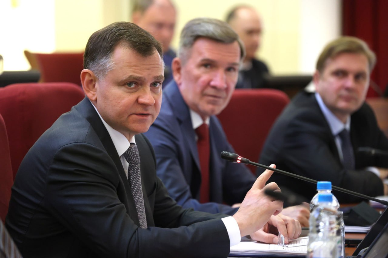 На Дону программу капремонта домов обновят к маю 2026 года Всего в 2025 году планируется отремонтировать 2800 домов, в которых проживает более 216 тыс. дончан. Выполнение региональной программы в прошлом году обсудили на заседании властей региона под председательством врио губернатора Юрия Слюсаря. «Муниципалитеты должны провести инвентаризацию всех МКД. Мы живем сейчас в условиях программы 2013 года, которая в значительной степени не учитывает текущее состояние жилья. Есть дома, которые уже пришли в предаварийное состояние, их нужно ремонтировать в первую очередь, а они отнесены в программе на более поздний период. А есть дома, которые благодаря грамотной эксплуатации в нормальном состоянии, и их включать в план на ближайшие период нет смысла. Надо актуализировать программу и оценить реальное состояние всего фонда», – отметил Юрий Слюсарь. Актуализацию плана капремонта проведет министр ЖКХ Антонина Пшеничная вместе с областным фондом капремонта и властями муниципалитетов. Фото: Донское правительство Больше новостей — у ИА «ДОН 24». ИА «ДОН 24» Отправить новость