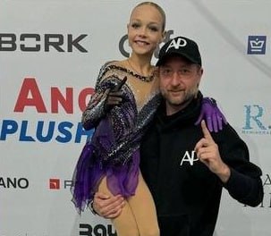 Фигуристка Елена Костылёва завершила работу с тренером Евгением Плющенко 14 летняя воронежская фигуристка победительница юниорского первенства России и этапа Гран при прекратила сотрудничество с заслуженным тренером Евгением Плющенко который заявил что их совместный путь на данный момент закончился Плющенко в своем обращении отметил что он и вся его команда боролись за спортсменку и шли на уступки однако не все зависит от тренера и самого атлета Он выразил сожаление о расставании но подчеркнул что всегда готов поддержать Костылёву в будущем оставив в их истории многоточие Подписаться на VRN Град