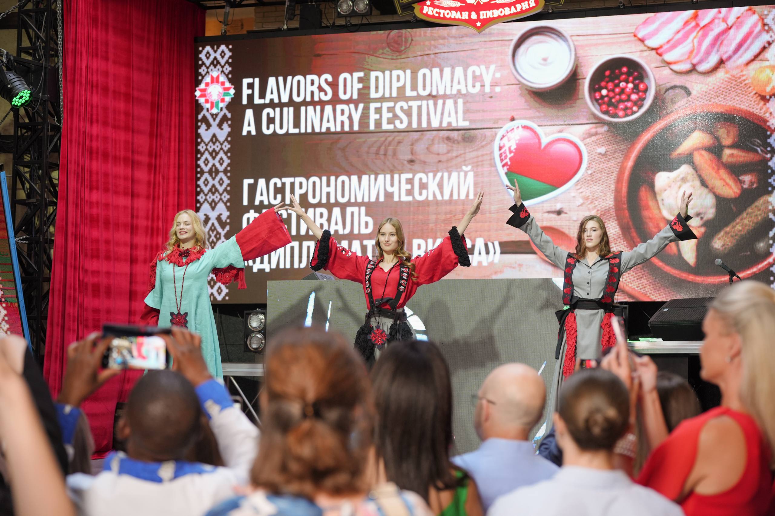 Посольство России представило шедевры национальной кухни на первом гастрономическом фестивале «Дипломатия вкуса» В рамках летнего праздника, организованного в Минске Министерством иностранных дел Беларуси, свои лучшие традиционные блюда презентовали дипломаты из 12 стран, включая Россию, Венесуэлу, Индию, Катар, ОАЭ, Палестину, Сербию, Судан, Турцию, Узбекистан и Зимбабве, а также Исполнительный комитет СНГ. Временный поверенный в делах России в Беларуси Владимир Ваньке представил Министру иностранных дел Республики Беларусь Максиму Рыженкову всемирно известные угощения, приготовленные по лучшим рецептам народов России. На стенде Посольства Российской Федерации сегодня можно было отведать фаршированного поросёнка, блины с дальневосточной икрой и красной рыбой, фаршированного гуся и утку, осетинские пироги, стерлядь, блины с мёдом, пирожки, соленья, крымские вина и другие деликатесы и разносолы.
