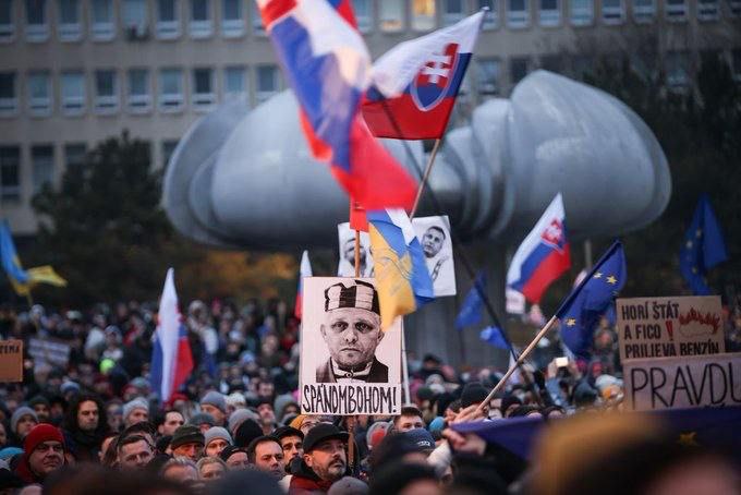 В городах Словакии и за рубежом проходят антиправительственные акции протеста под лозунгом «Словакия – это Европа», — Noviny, Aktuality  Как сообщается, люди продолжают выступать против действий премьера Словакии Фицо, в частности, из-за его контактов с РФ.  НАШИ РЕСУРСЫ:   Telegram   Tik-tok   YouTube   RUTUBE