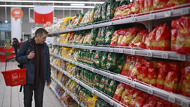 В июне сильнее всего подешевели белокочанная капуста, свекла, ржаной хлеб и соль. Об этом сообщили в Ассоциации компаний розничной торговли, передает РИА Новости. Там отметили, что в целом в июне цены снизились на 15 из 25 категорий продуктов первой необходимости. «Наиболее заметно в первом летнем месяце снизились цены на белокочанную капусту минус 13% , поваренную соль минус 7,9% , свеклу минус 5,9% , ржаной и ржано-пшеничный хлеб минус 5,2% », — говорится в тексте. Также на 5% подешевели вермишель, говядина и гречневая крупа. Куриные яйца, рис и сахар-песок потеряли в июне в цене 3,3%.