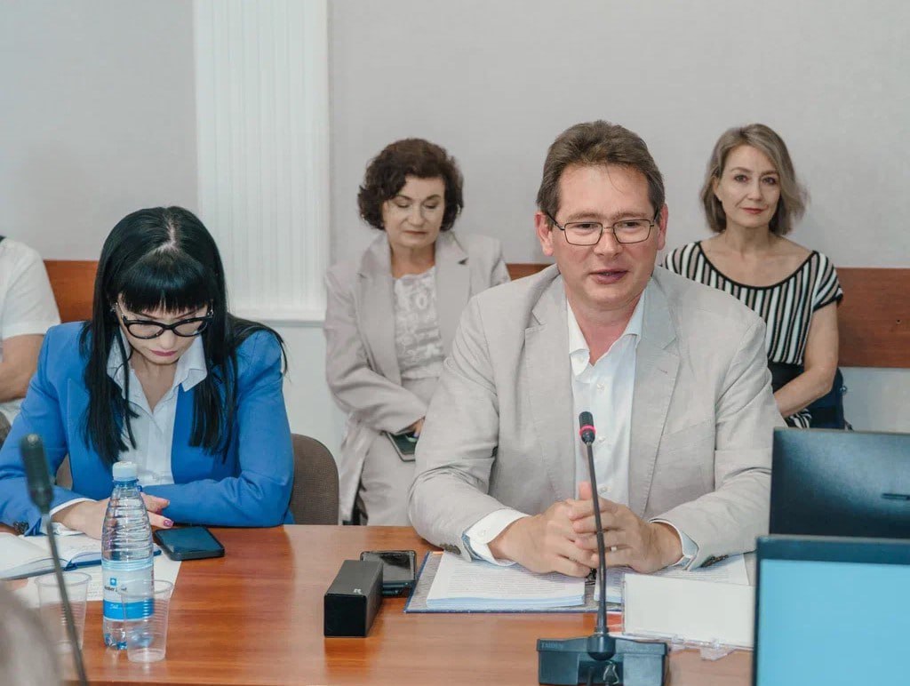 В Гурьевске состоялось расширенное заседание секции представительных органов Ассоциации «Совет муниципальных образований Калининградской области».  В заседании принял участие заместитель Председателя Правительства региона Сергей Булычев, председатель постоянного комитета Заксобрания Дмитрий Киселев, заместитель начальника отдела по надзору за исполнением федерального законодательства Прокуратуры Маргарита Шуваркина, начальник Управления Минюста по Калининградской области Константин Прохоров, представители министерства по муниципальному развитию и внутренней политики региона и главы муниципальных образований. В ходе совещания участники обсудили необходимые изменения регионального законодательства и нормативных правовых актов муниципалитетов в связи с вступлением в силу 33-ФЗ.  #АМОКО #нашаработа
