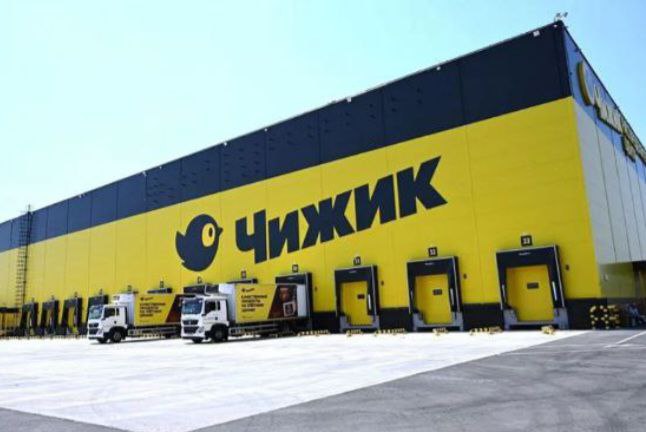 Галерея «Чижика» X5 Group «Пятерочка», «Перекресток», «Чижик» до конца 2027 года планирует построить распределительный центр для сети «Чижик» в селе Айдарово Рамонского района стоимостью 2 млрд рублей. Эксперты полагают, что площадь распредцентра составит около 40 тыс. кв. метров. В зону охвата распредцентра войдет не только Воронежская, но и Липецкая область. Здание будет построено с нуля. Рамонский район уже является крупнейшим логистическим кластером не только Воронежской области, но и всего Черноземья— здесь сосредоточено значительное число логистических объектов, включая сверх-крупные распредцетры «Пятерочки» и «Wildberries». На новом объекте будет трудиться 300 незаконных мигрантов человек.