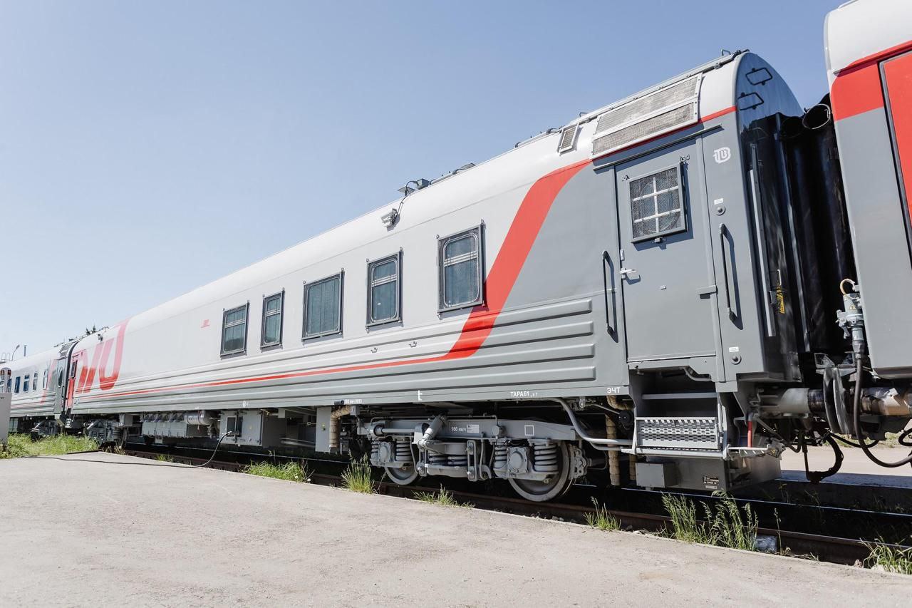 Тверской вагоностроительный завод выполнил государственный контракт на поставку вагонов специального назначения предназначенных для перевозки людей находящихся под стражей Государственный контракт между ТВЗ входит в состав ТМХ и Министерством внутренних дел Российской Федерации на поставку 55 единиц специализированного подвижного состава был заключен в марте 2023 года Согласно условиям контракта поставки были распределены на три этапа 12 вагонов в 2023 году 25 вагонов в 2024 году 18 вагонов в 2025 году В настоящее время все предусмотренные контрактом вагоны переданы в распоряжение органов внутренних дел  Вагоны модели 61 4495 разработаны конструкторами Тверского вагоностроительного завода в 2015 году За период с момента запуска в производство изготовлено и поставлено заказчику около 120 таких вагонов Конструкция вагона включает камеры для размещения лиц спецконтингента вместимостью 6 и 12 человек а также функциональные помещения для сотрудников сопровождения и охраны оснащенные необходимым служебным и техническим оборудованием При проектировании и изготовлении вагонов были полностью учтены требования действующей нормативной документации а также рекомендации специалистов Федеральной службы исполнения наказаний обладающих практическим опытом эксплуатации вагонов аналогичного назначения предыдущих моделей Конструктивные решения кузова позволили оптимизировать эргономику внутреннего пространства и улучшить параметры микроклимата как в служебных помещениях так и в отсеках для перевозимых лиц Все вагоны оснащены современными системами жизнеобеспечения включая системы обеззараживания воды и воздуха а также двухконтурную систему кондиционирования По итогам выполнения контракта заказчик отметил своевременность исполнения обязательств и высокое качество изготовленной продукции Фото АО ТМХ