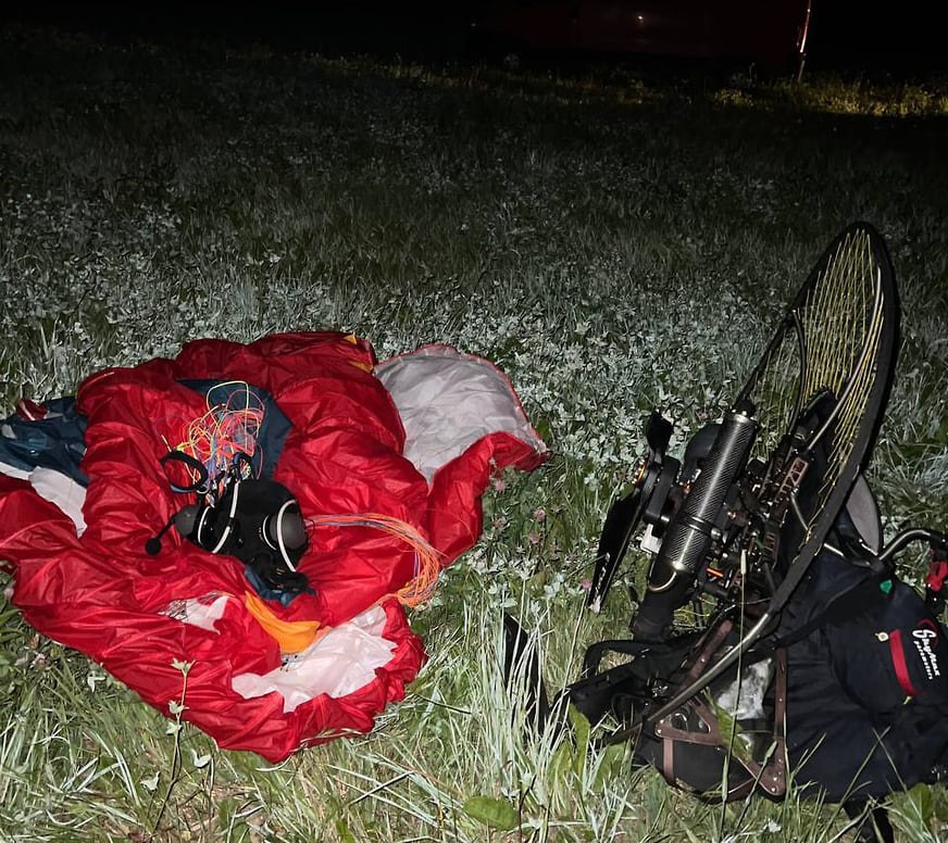 Парапланерист получил смертельные травмы во время частного полета под Петербургом Северо Западная транспортная прокуратура организовала проверку по факту смертельного травмирования парапланериста в Ленинградской области По предварительным данным инцидент произошел вечером 21 августа во Всеволожском районе Мужчина получил травмы не совместимые с жизнью во время частного полета Ленинград Финляндская транспортная прокуратура проверяет соблюдение требований законодательства о безопасности полетов при эксплуатации воздушного транспорта Обстоятельства произошедшего выясняются Фото Северо Западная транспортная прокуратура kommersant spb