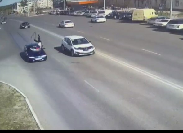 Дворника сбили на автодороге в Саянске. Момент жесткого ДТП попал на камеру По словам очевидцев, мужчину увезли на "скорой" ВИДЕО Читать подробнее на сайте...