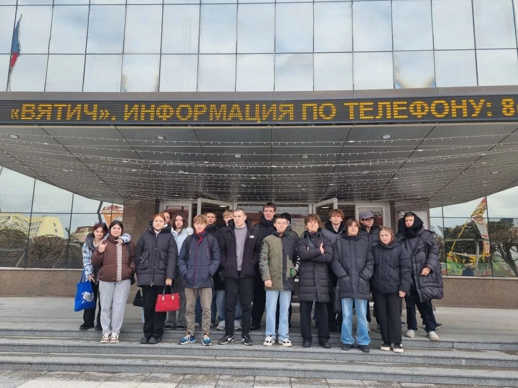 15 декабря студенты нашего техникума побывали на познавательном концерте Казачья слава который прошёл в Городском дворце культуры г Армавира В мероприятии приняли участие студенты 1 курса по специальности Строительство и эксплуатация зданий и сооружений совместно с библиотекарем техникума Моисеенко А Н Концерт познакомил ребят с историей казачества его традициями обычаями и богатым культурным наследием Со сцены звучали казачьи песни были представлены яркие творческие номера передающие дух и самобытность казачьей культуры