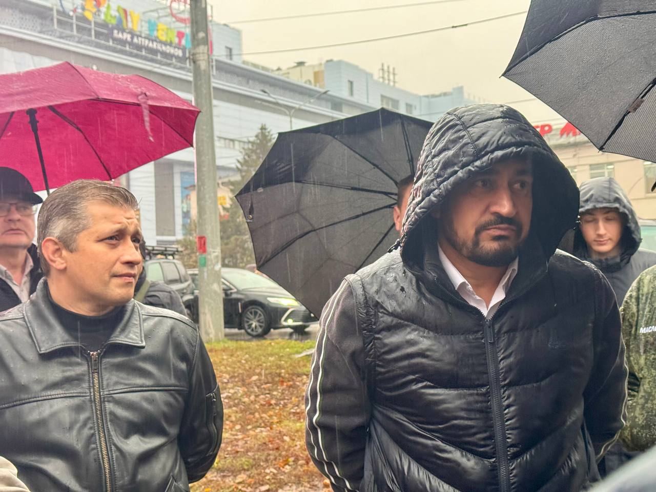 Губернатор Александр Хинштейн и глава города Евгений Маслов контролируют сохранение исторического наследия Губернатор области Александр Хинштейн и глава города Евгений Маслов продолжают работу по приведению областного центра в надлежащий вид уделяя особое внимание сохранению объектов культурного наследия Сегодня они осмотрели памятник архитектуры жилой дом начала XX века по адресу Карла Маркса 11 В настоящее время рядом с ним проводится демонтаж незаконного пристроя который был возведён без необходимых разрешительных документов и нарушал целостность объекта культурного наследия Как отметил Александр Евсеевич Каждый год нужно приводить здание в порядок Сейчас наше Министерство по охране объектов культурного наследия региона активно занимается этой задачей помогая сохранять памятники важные объекты гражданской деятельности Закон предоставляет государству серьёзные полномочия однако до недавнего времени этот потенциал не всегда использовался эффективно Это ответственная и важная работа требующая последовательности и строгого контроля После разговора с владельцем постройки Растамом от него было получено согласие привести свои сооружения в надлежащий вид в соответствие с законом и архитектурными нормами Глава города Евгений Маслов подчеркнул важность строгого соблюдения стандартов и взял ситуацию под личный контроль Мы не можем допускать нарушений особенно когда речь идёт о памятниках культуры Все работы должны соответствовать дизайн коду города а сохранение исторического облика наш приоритет Лично прослежу чтобы все требования были исполнены безукоризненно Власти области и города намерены строго контролировать выполнение данных обязательств для того чтобы исторический облик жилого дома по Карла Маркса 11 был сохранён и приведён в должный вид что положительно скажется на общем облике города и его культурном наследии Подписывайтесь на ГИ в МАХ