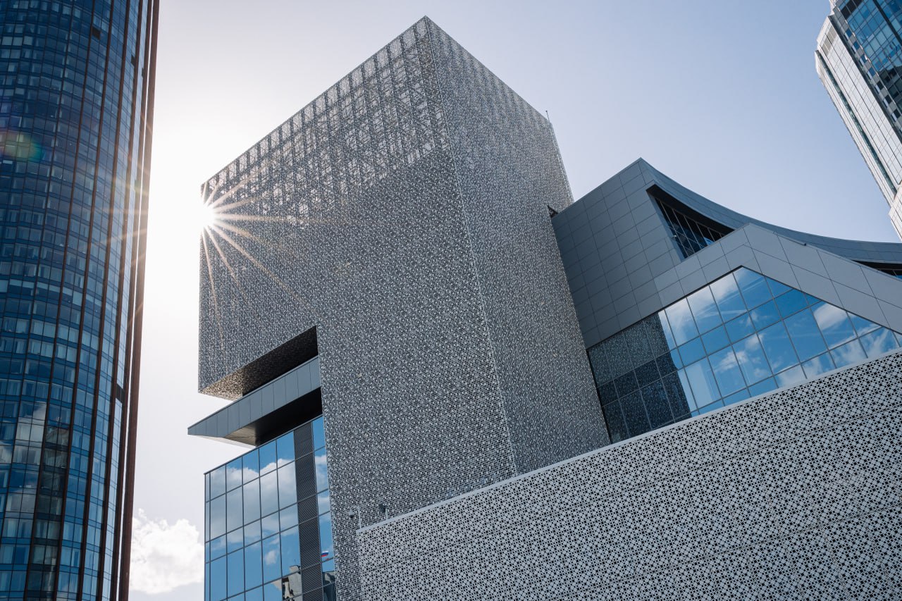 Ельцин Центру 10 лет Сегодня 25 ноября Президентскому центру Б Н Ельцина исполняется 10 лет Это первый и пока единственный президентский центр в России открытый в соответствии с федеральным законом 68 О центрах исторического наследия президентов Российской Федерации прекративших исполнение своих полномочий За прошедшие 10 лет Ельцин Центр стал важной культурной и образовательной площадкой Екатеринбурга точкой притяжении для туристов из разных городов страны В эти дни в адрес Ельцин Центра поступает много поздравлений от друзей партнёров участников многочисленных программ представителей музейного сообщества Сегодня Ельцин Центр получил поздравление и от президента Российской Федерации В В Путина который 10 лет назад присутствовал на его открытии