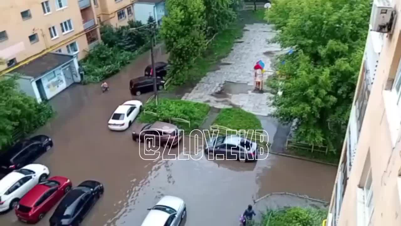 Екатеринбург затопило после сильного ливня, приостановлено трамвайное движение