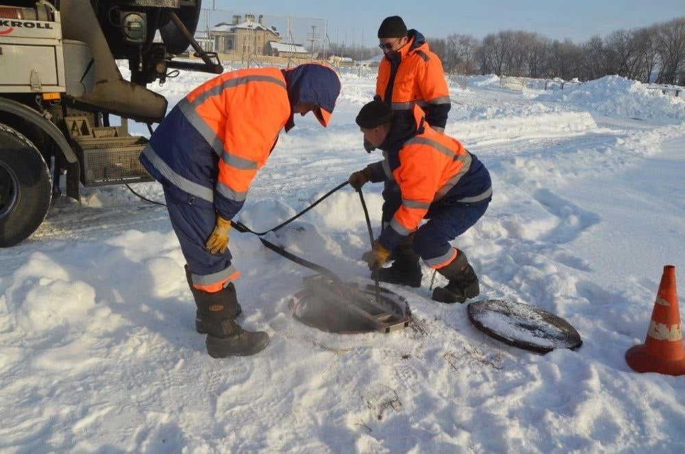 В Водоканале Оренбурга назвали дома, в которых чаще всего засорялась канализация  Согласно данным организации, всего за 2024 год зафиксировано 10556 заявок на прочистку засоров канализации, что в 2 раза превысило результаты 2023-го.  Наиболее негативно на засорах сказалось наводнение. Из недр канализации достали почти 400 тонн отходов - предметов гигиены, остатков пищи и бытовой мусор.   Наиболее часто специалисты получали вызовы к домам по улицам Беляевской, 47, 55 и 63; Туркестанской, 41; Ткачева, 95; Одесской, 115; Народной, 25; Чкалова, 70; Конституции СССР, 21/3 и по пр. Братьев Коростелевых, 34.    Составили в Водоканале и топ-10 самых замусоренных насосных станций: Уральская, 2/9; пос. Пригородный, пр. Звездный, 6; Просвещения, 19/3; пр. Победы, 157/6; Транспортная, 16/1; пр. Бр. Коростелевых, 62; Салавата Юлаева, 62/1; ул. Елшанская, 55  Ростошинские пруды ; Мирнинская, №32/1; Карпачева, 8  Ростоши 2 .  Также чаще стали обращаться по поводу затопленных подвалов. В Водоканале напоминают, что ответственность за это несут управляющие компании.