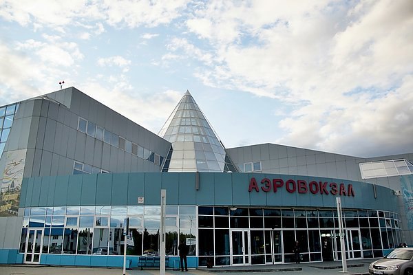 Югра направит около 400 млн рублей на оборудование для пяти аэропортов региона Ханты Мансийский автономный округ направит около 400 млн рублей на закупку в 2025 году современного оборудования для пяти аэропортов региона включая средства для борьбы с беспилотниками патрульные автомобили автоматизированные системы радиационного контроля снегоуборочные машины аэродромные топливозаправщики обогреватели воздушных судов Об этом сообщает ТАСС со ссылкой на данные стройкомплекса Югры В округе началась масштабная модернизация авиационной инфраструктуры Более 395 миллионов рублей из окружного бюджета направлено компании Юграавиа на закупку современного оборудования которое повысит уровень безопасности пассажиров и защиту аэропортов от возможных угроз До конца 2025 года обновления затронут аэропорты Ханты Мансийска Белоярского Когалыма Нягани и Урая сказано в сообщении aviaru net n288733