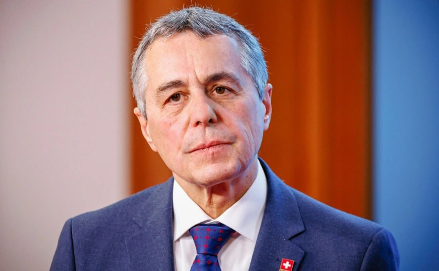 Министр иностранных дел Швейцарии посетит Москву и Киев Иньяцио Кассис направится в столицы в качестве действующего председателя Организации по безопасности и сотрудничеству в Европе По его словам целью поездки и переговоров является достижение мира и безопасности в Европе Швейцария заняла пост председателя ОБСЕ 1 января Глава отдела коммуникаций Федерального департамента иностранных дел Швейцарии Николя Бидо заявлял что его страна намерена дать реальный шанс диалогу в рамках ОБСЕ в тесном контакте с Россией и Украиной Задонатить через бота Patreon