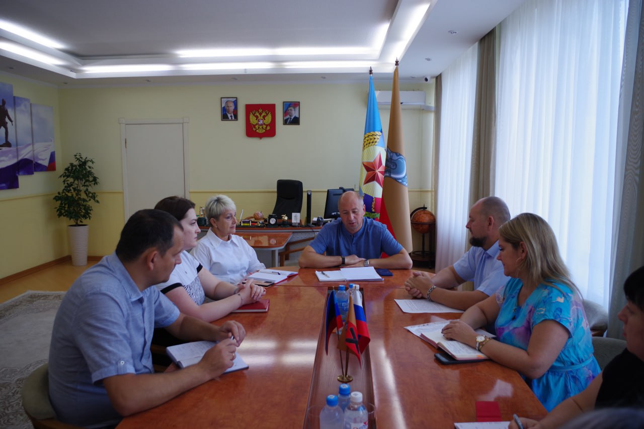 Встретился с заместителем министра образования и науки Луганской Народной Республики начальником департамента контрольно надзорной деятельности и оценки качества образования Александром Савчуком На встрече обсудили актуальные вопросы и проблемы образования в округе включая участие школ в различных образовательных программах и проектах Также разговор шёл о новой системе питания в школьных столовых округа Сегодня встреча была посвящена комплексному улучшению условий образования и питания школьников в округе с целью соответствия современным стандартам и обеспечения здоровья детей