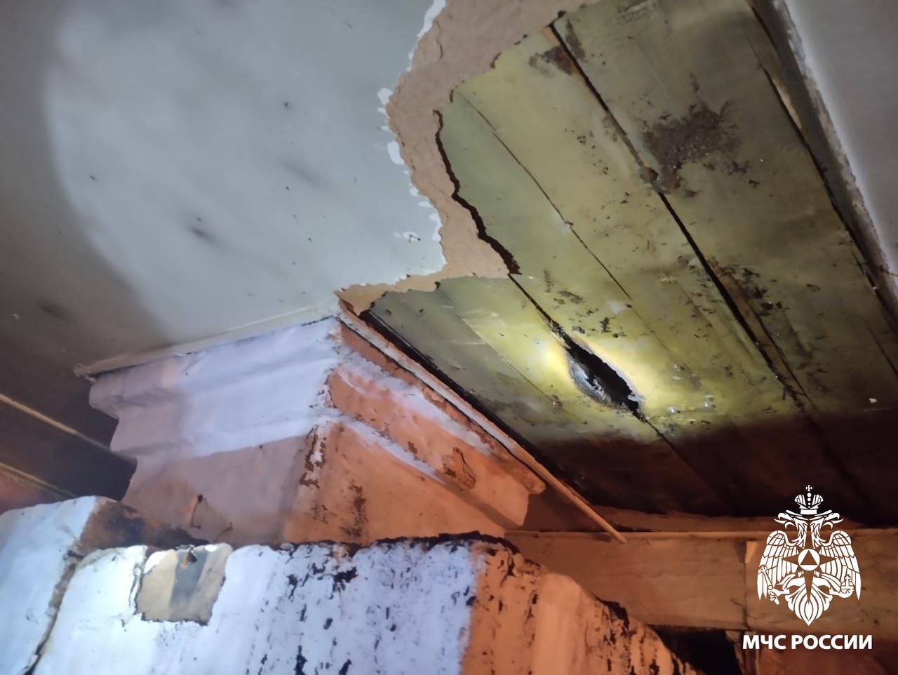 За #ДежурныеСутки огнеборцы ликвидировали пожар в частном жилом доме по улице Колхозная в селе Ношуль на площади 1 квадратный метр. Пострадавших нет. Предварительная причина пожара – нарушение требований пожарной безопасности при устройстве отопительной печи. Главное управление МЧС России по Республике Коми напоминает: не храни дрова и уголь на предтопочном листе; не перекаливай печь; не используй печи, имеющие сквозные прогары и трещины; не оставляй без присмотра топящиеся печи, а также не поручай надзор за ними малолетним детям; установи пожарный извещатель - он предупредит об опасности. МЧС Республики Коми