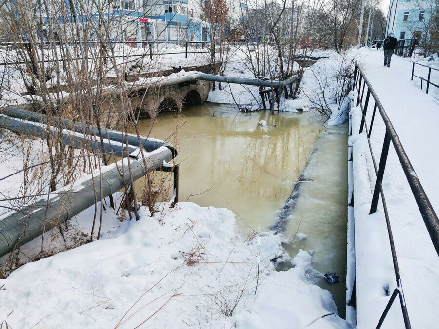 В Благовещенске в текущем году собираются очистить почти 4 километра Бурхановки На сегодняшний день специалисты пытаются выяснить что за жидкость стекает в городскую реку Жители предполагают что идет сброс сточных вод однако власти уверяют что подтверждений этому нет О планах по очистке реки рассказал глава города Олег Имамеев Работу по очистке открытого русла Бурхановки от мусора и ила он назвал стратегически важной для города Запланированы работы на девяти участках общей протяженностью почти 4 километра Необходимое разрешение от министерства природных ресурсов области получено ГСТК также нашел подрядчиков Но на сегодняшний день другая проблема Приступить к работам невозможно так как в Бурхановку идет сброс воды предположительно из тепловых сетей Для выяснения причин мы подключили АКС На данный момент коммунальщики не выявили технологических нарушений О незамерзающих участках реки мне также сообщают жители в чат бот Предполагают что в реку сливаются отходы Но официального подтверждения этому факту пока нет Поиск источника продолжается уточнил мэр В прошлом году было очищено 1 4 километра открытого русла Бурхановки Вывезли почти 10 тысяч тонн мусора