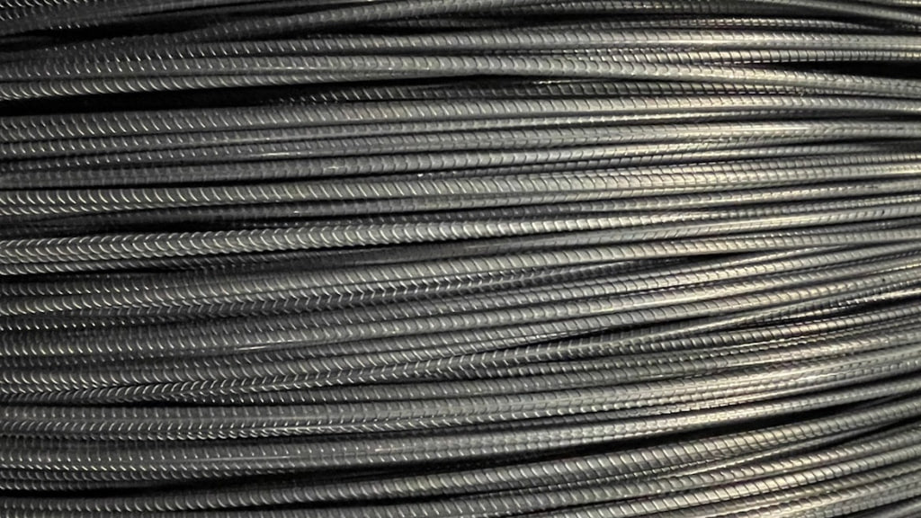 Промсорт Урал впервые в России произвёл горячекатанную арматуру 5 мм арматура Прокатный цех Промсорт Урал в Берёзовском Свердловская область впервые в России произвёл партию горячекатаной термически упрочненной арматуры 5 класса А500С с формой профиля 1ф по ГОСТ 34028 Применение этой продукции поможет потребителям снизить себестоимость строительно монтажных работ за счет сокращения металлоемкости Сейчас арматура диаметром 5 мм на других российский предприятиях производится методом холодной деформации Переход Промсорт Урал на горячую прокатку и исключение промежуточных технологических операций даст возможность сократить себестоимость её производства а также получать арматуру с оптимальным сочетанием прочности и пластичности Образцы продукции из пробной партии уже прошли серию испытаний в центральной заводской лаборатории Промсорт Урал подтвердили заявленные геометрические параметры и физико механические свойства и полностью соответствуют требованиям ГОСТ 34028 Ваш МеталлургЪ