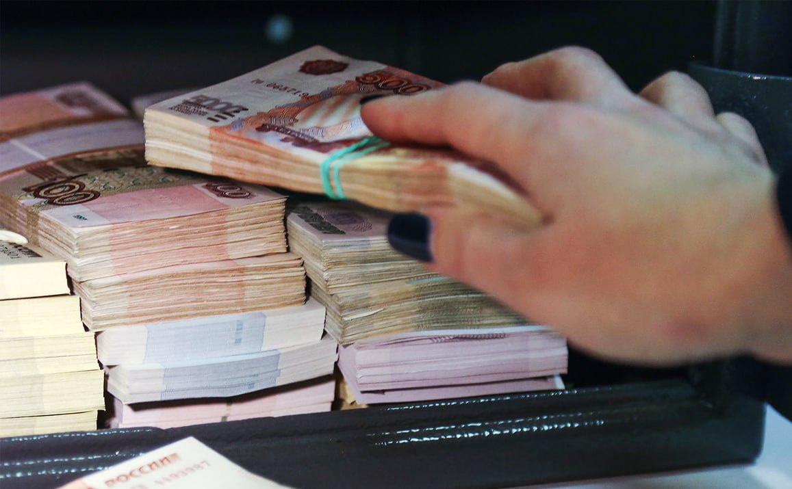 Мошенники активно направляют своих жертв в МФО С начала 2025 года телефонные мошенники все чаще заставляют людей брать займы в микрофинансовых организациях, из-за того, что обмануть банки стало сложнее из-за их систем защиты. В некоторых случаях жертв обмана вынуждают совершить нападение на МФО с целью ограбления. Также участились случаи, когда злоумышленники крадут деньги и ценности через подставных курьеров.