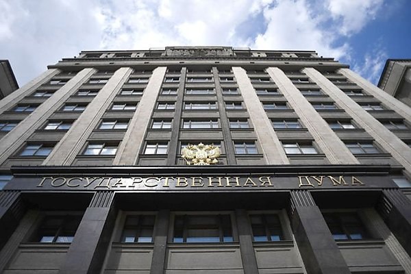 Принят закон о штрафах за невнесение информации в систему бронирования авиабилетов Госдума приняла в третьем чтении закон, который вводит административные штрафы за нарушение порядка размещения информации об условиях договора воздушной перевозки в автоматизированной информационной системе оформления воздушных перевозок АИС ОВП . Документ №764329-8 правительство внесло в парламент в ноябре 2024 года. Об этом пишет "Интерфакс". Согласно поправкам в КоАП, неразмещение перевозчиком информации об условиях договора воздушной перевозки в системе при оформлении билета, багажа в электронной форме может повлечь штраф для должностных лиц в размере от 20 тыс. до 30 тыс. руб., для юридических лиц – от 50 тыс. до 100 тыс. руб. При повторном нарушении штраф для должностных лиц составит от 30 тыс. до 50 тыс. руб., для юридических лиц – от 300 тыс. до 400 тыс. руб. aviaru.net/n284676