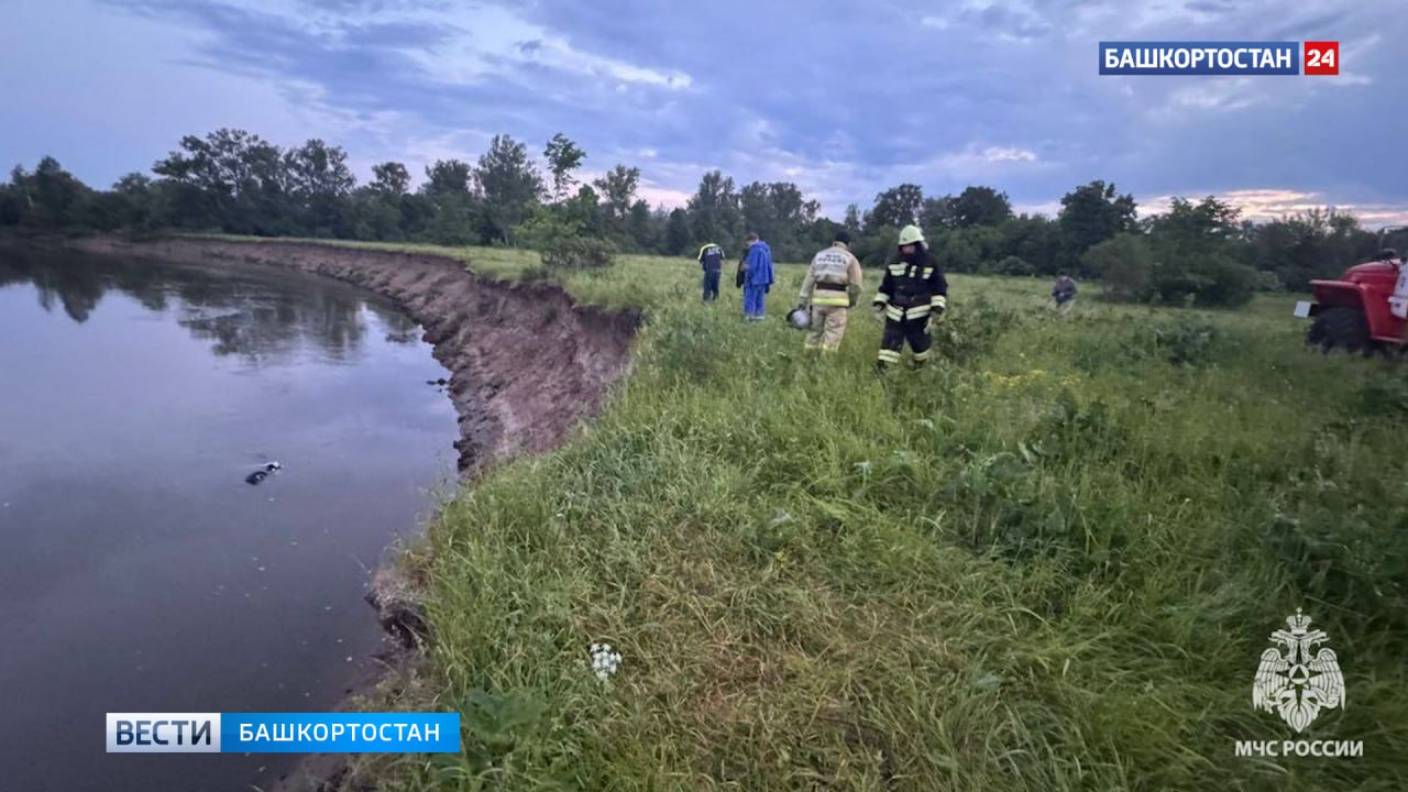 Возвращались с рыбалки: в Башкортостане «двенашка» упала с обрыва в реку, водитель погиб В Гафурийском районе Башкортостана автомобиль ВАЗ-2112 слетел с обрыва в реку. По информации пресс-службы МЧС России по РБ, инцидент произошел недалеко от села Табынское. Автомобиль, за рулем которого находился 29-летний мужчина, упал с обрыва в реку Белая. По словам очевидцев, один из автомобилей, возвращавшихся с рыбалки, пропал из виду. Позже выяснилось, что машина съехала с обрыва и упала в реку. С помощью трактора автомобиль удалось подтянуть к берегу. После этого спасатели достали тело погибшего мужчины из машины. “Выясняются все обстоятельства произошедшего, проводятся оперативно-следственные мероприятия”, – добавили в ведомстве. Подписаться Сообщить новости