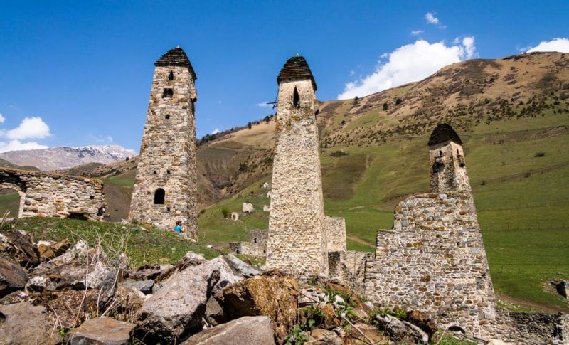 Музей Гражданской войны откроют в одной из старинных башен в Ингушетии В одной из старинных башен архитектурного комплекса Нижний Пуй в горном Джейрахском районе Ингушетии в 2026 году планируется открытие Музея Гражданской войны Об этом сообщил глава региона Махмуд Али Калиматов Будущий музей разместится в историческом комплексе Нижний Пуй который сыграл значимую роль в событиях Гражданской войны на Кавказе и хранит множество свидетельств той эпохи отметил глава республики В период Гражданской войны на Кавказе через Нижний Пуй осуществлялись поставки оружия для красных партизан Горные селения и башенные комплексы служили укрытием и приютом для раненых бойцов Южная служба новостей