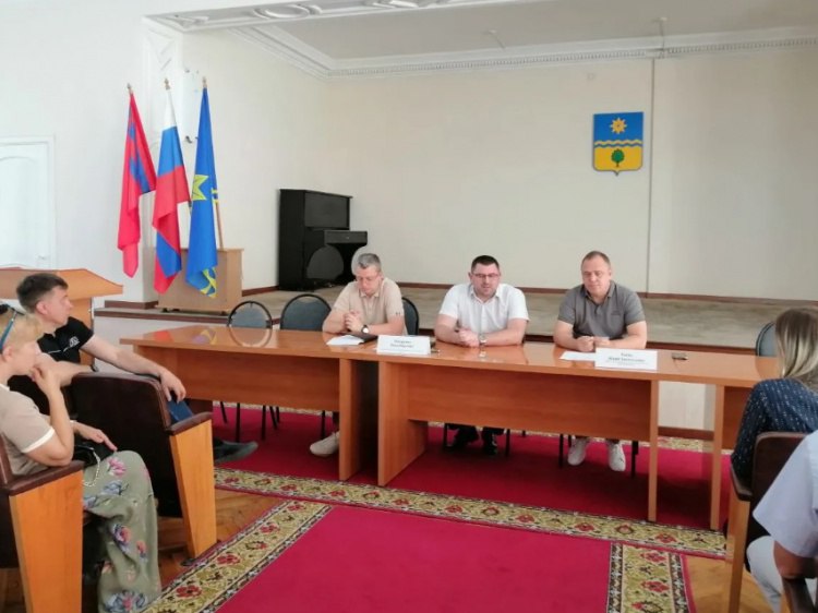 Больше тысячи заявок: в Волжском догазифицировали всего 69 домовладений в СНТ Накануне в Волжском обсудили развитие и эксплуатацию газовых сетей на территории садоводческих некоммерческих товариществ. Как рассказали Волжский.ру в городской администрации, представителям СНТ напомнили о критериях догазификации. Так, подключение к газовым сетям возможно для домовладений, предназначенных для постоянного проживания. Садовые дома для сезонного использования не попадают в программу бесплатного подключения. Сети газораспределения подведут до границ участков бесплатно, если СНТ находится в границах газифицированного населенного пункта или населенного пункта, подлежащего газификации в текущем году. Добавим, в прошлом году на догазицикацию домов в садоводческих товариществах города было подано 729 заявок. На сегодня договоры заключены по 491 заявке. Подробнее на Волжский.ру: #ВолжскийРу #волжский #vlz