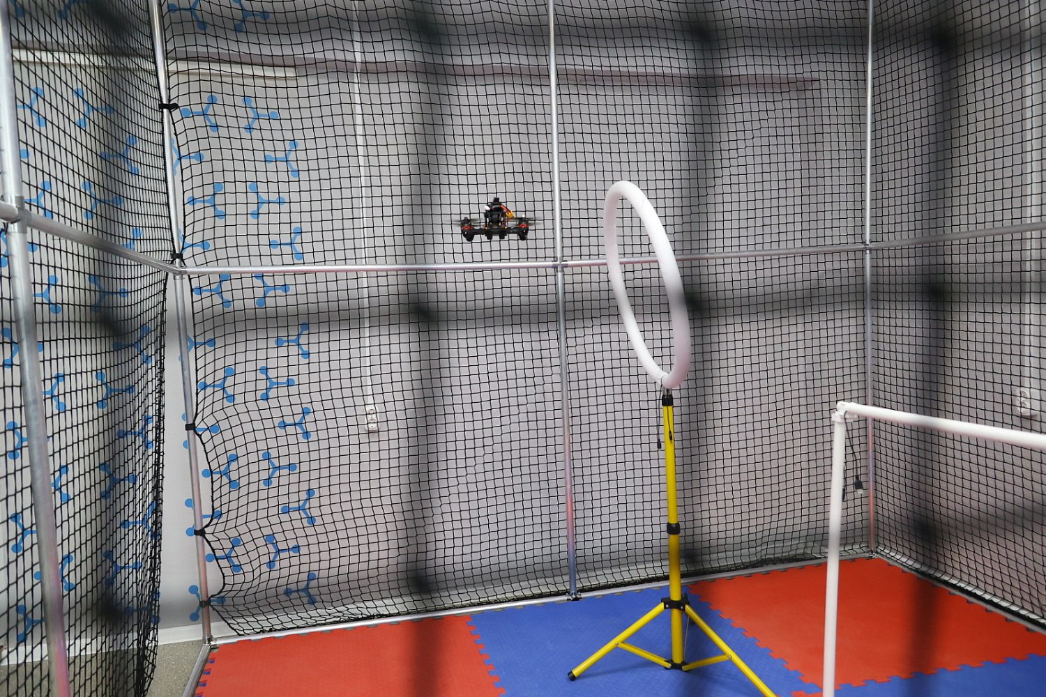 В школе села Мошенское учатся управлять БПЛА Губернатор Александр Дронов заехал в мошенскую школу где работает кружок по БПЛА Он открыт в 2024 году по нацпроекту Беспилотные авиационные системы У ребят и педагогов есть все необходимое оборудование для занятий полетные пространства ремонтная зона 3D печать Это хороший пример того как современные технологии приходят в сельские школы и дают детям новые возможности Всего на оснащение кружка было направлено 13 млн рублей В прошлом году за счет местного бюджета в Мошенской школе выполнен косметический ремонт на сумму более пяти миллионов рублей В этом году из бюджета округа выделена такая же сумма для продолжения работ Также здесь создана Точка роста а для профориентации открыты психолого педагогические классы