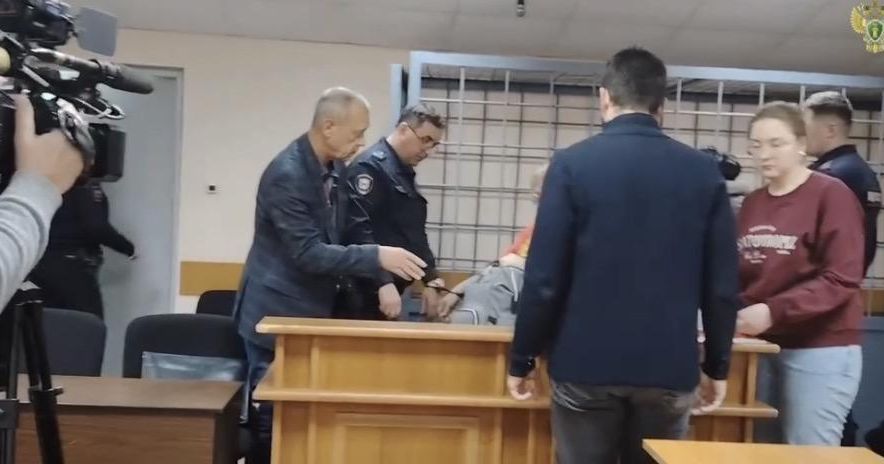 В Хабаровске осудили группу мошенников похитившую 239 млн рублей Центральный районный суд Хабаровска вынес приговор участникам организованной группы обманувшим 194 человека на общую сумму свыше 239 миллионов рублей Об этом сообщила прокуратура края Злоумышленники действуя через подставные фирмы убеждали клиентов в возможности купить квартиры и новые автомобили значительно ниже рыночной стоимости на якобы закрытых аукционах Для правдоподобности они за свои средства приобрели и передали первым клиентам несколько объектов чтобы создать положительные рекомендации После получения крупных сумм от новых жертв обязательства не выполнялись Суд назначил подсудимым включая 37 летнего организатора сроки лишения свободы от 4 лет и 3 месяцев до 6 лет The Moscow Post