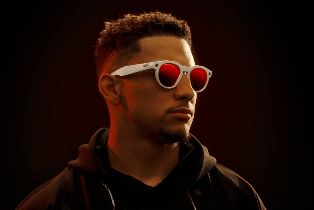 Meta совместно с Oakley представила новые умные очки — Oakley Meta HSTN Модель основана на уже существующей одноимённой оправе Oakley HSTN, но теперь дополнена умными функциями: • Камера с записью видео в разрешении 3K. • Встроенный голосовой ассистент с искусственным интеллектом Meta AI. • Мощные открытые динамики, расположенные в дужках, которые позволяют не только получать ответ от ИИ-ассистента, но и слушать музыку или подкасты. • До 8 часов работы в смешанном режиме и до 19 часов — в режиме ожидания. Зарядный футляр обеспечивает до 48 часов дополнительного времени работы. Быстрая зарядка — 50% за 20 минут. • Влагозащита — IPX4. Лимитированная модель в цвете Desert 24k Prizm Polar поступит в продажу с 11 июля по цене $499 ~39 200 ₽ , а остальная часть коллекции — позже этим летом за $399 ~31 300 ₽ . Компания Meta признана экстремистской организацией на территории России.