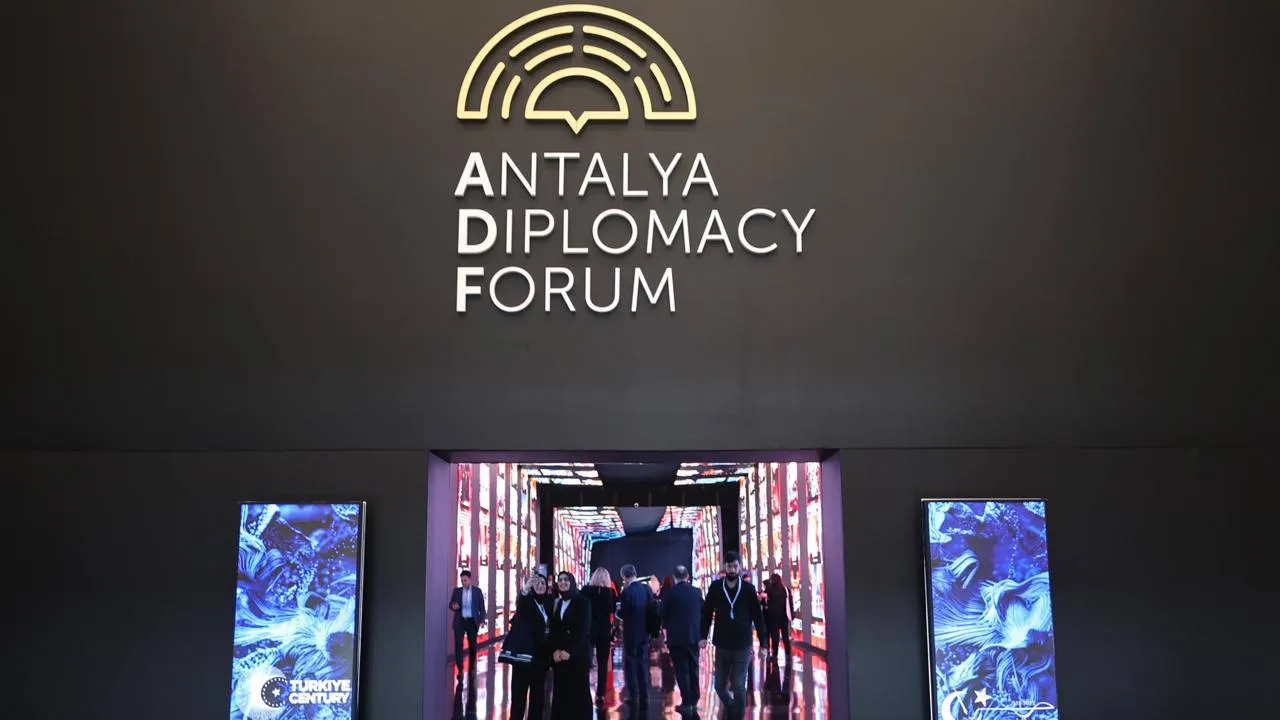 Дипломатический форум в Анталье соберет более 20 глав государств и правительств Мировые лидеры и высокопоставленные правительственные чиновники соберутся на 5 м Дипломатическом форуме в Анталье ADF2026 который пройдет 17 19 апреля По информации полученной из дипломатических источников ADF2026 состоится под патронажем президента Реджепа Тайипа Эрдогана и при организационной поддержке МИД Турции Тема нынешнего форума впервые организованного в 2021 году Управление неопределенностью при формировании будущего