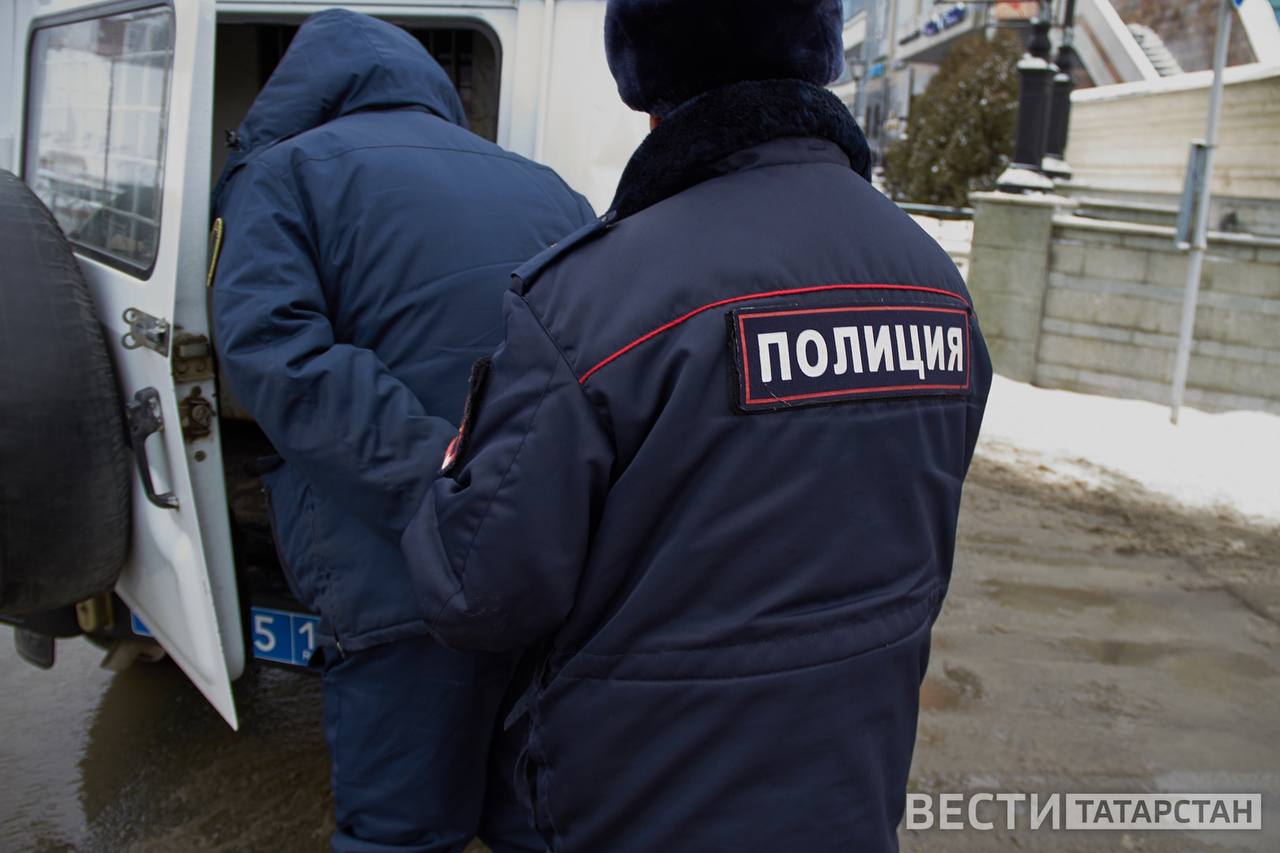 В Казани полицейские задержали двух мужчин которые приставали к девушкам и ударили прохожего В Казани полицейские задержали двух мужчин один из которых приставал к девушкам и ударил молодого человека в подземном переходе возле ТЦ Кольцо Потасовку засняли прохожие на кадрах видно как мужчина наносит пощечину потерпевшему в ходе конфликта В результате оперативных действий сотрудники полиции задержали 24 и 28 летних правонарушителей В отношении них составлены административные протоколы по статье 20 1 КоАП РФ Суд назначил одному из задержанных 2 суток ареста а другому 5 суток Подписаться Сообщить новость Вести Татарстан в MAX