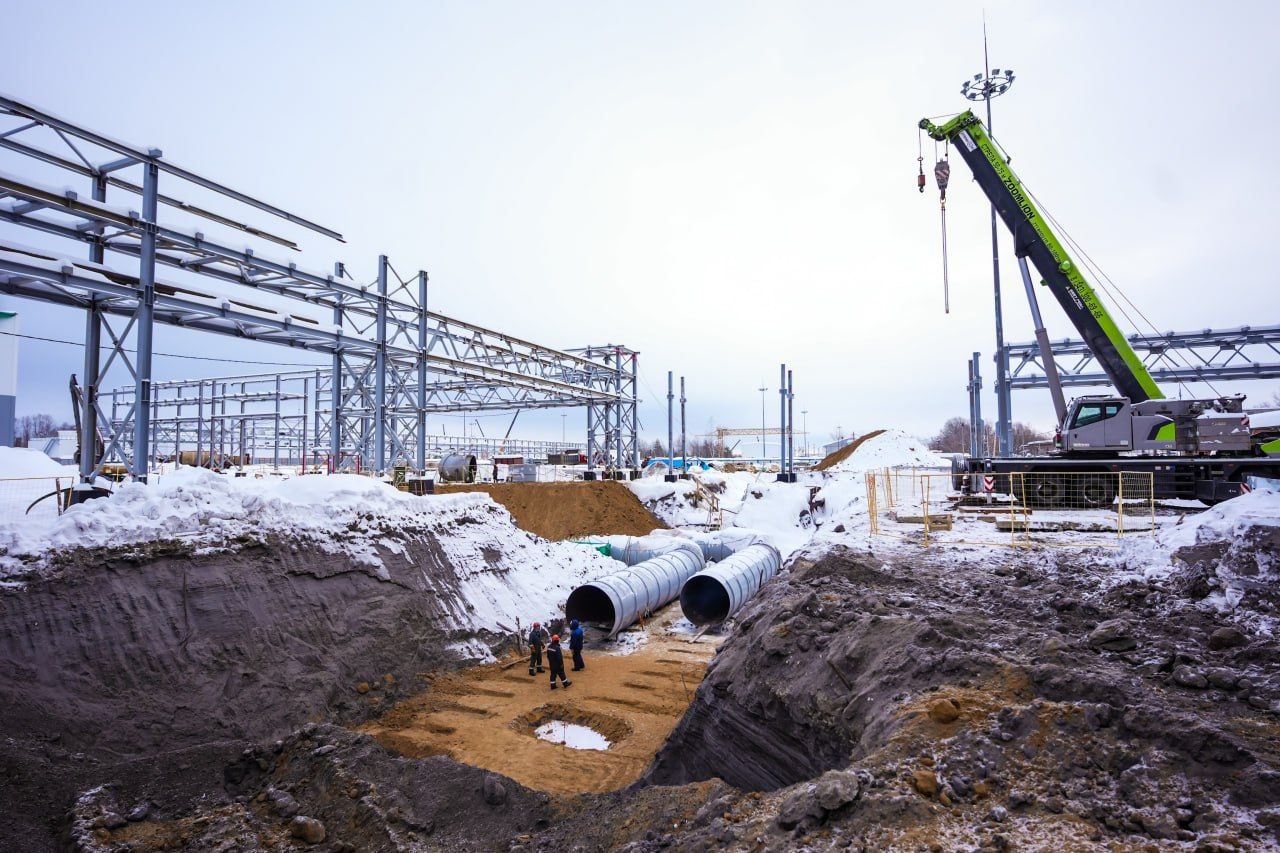 Каширская ГРЭС в стадии большой перезагрузки Одна из старейших электростанций Подмосковья Каширская ГРЭС получает масштабное обновление Станция которая работает почти 100 лет вскоре сможет производить треть всей электроэнергии региона и обеспечит около 500 новых рабочих мест На площадке уже трудятся около 1 5 тысячи человек Стройка идет круглосуточно устанавливают турбины генераторы и трансформаторы все оборудование российское Появятся три новых энергоблока два по 450 МВт к 2028 году и один на 480 МВт к 2030 году Кроме самих турбин строят инфраструктуру системы охлаждения распределительные подстанции административные корпуса и инженерные сети После модернизации станция станет ключевым источником энергии для промышленности цифровых центров и новых предприятий Подмосковья