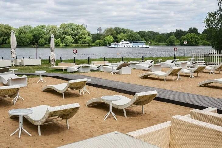 Купальный сезон в Москве откладывается — вода в водоемах слишком холодная.  Синоптики предупредили, что температура воды сейчас всего 17°C, а к следующей неделе она не поднимется даже до 20°C.   Ранее вода в это время прогревалась до 22°.