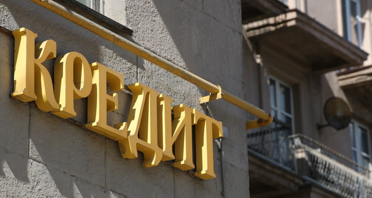 Финансовые качели почему в декабре россияне реже ставили и чаще снимали кредитные самозапреты В декабре 2025 года россияне установили 1 48 млн самозапретов на кредиты что на 6 4 меньше чем в ноябре При этом снятий запретов стало больше через МФЦ на 10 2 через Госуслуги на 1 2 Всего в России на конец декабря 17 3 млн человек имели действующий самозапрет Несмотря на ежемесячные 1 5 млн новых самозапретов в декабре впервые проявился сезонный тренд снижение новых установок и рост снятий что эксперт НБКИ связывает с предновогодними тратами и потребностью в заемных средствах Это показывает что инструмент стал не просто защитой а гибким механизмом финансового планирования ProБанки