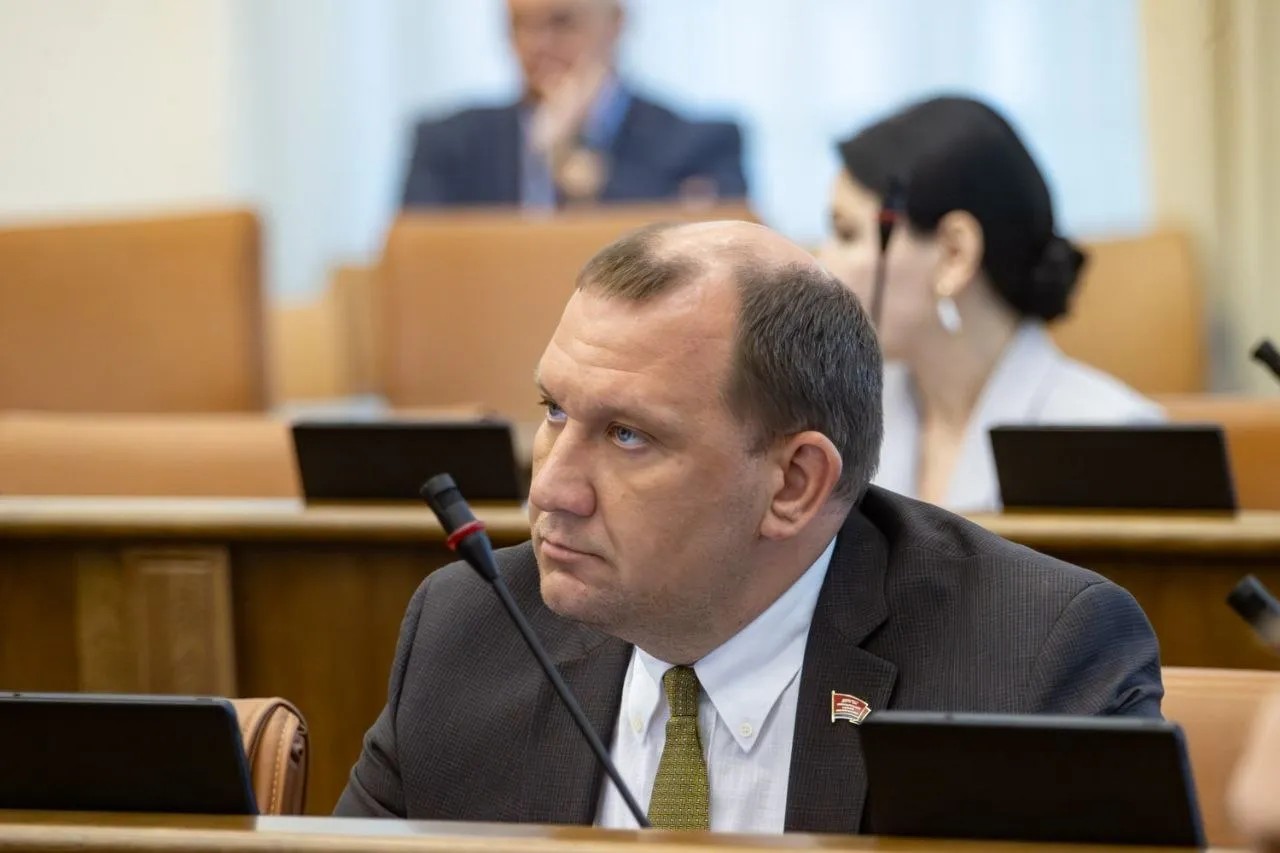 Майнил и отмывал Новый эпизод в деле парламентария Бойкова Депутату Заксобрания Красноярского края Алексею Бойкову глава фракции ЛДПР добавили эпизод в уголовном деле по которому он проходит По версии следствия вместе с сообщником Бойков легализовывал незаконно добытую криптовалюту Через счета подставных лиц прошло более 12 миллионов рублей До этого депутата и его компаньона обвинили в незаконном подключении майнингового оборудования к сетям Красноярскэнерго Ущерб оценили более чем в 300 миллионов рублей Бойков объявлен в международный розыск в Заксобрании он последний раз появлялся прошлым летом Следствие считает что с сентября 2025 года депутат находится за границей Алюминиевые огурцы в MAX ещё больше фото и видео