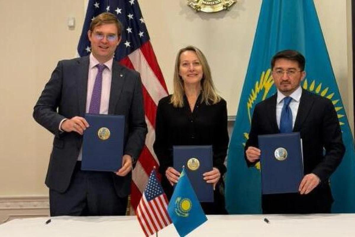 Казахстан запускает масштабный проект по развитию искусственного интеллекта Министерство искусственного интеллекта и цифрового развития Республики Казахстан совместно с Freedom Holding Corp объявили о начале масштабной инициативы по развитию инфраструктуры искусственного интеллекта в Центральной Азии Проект направлен на укрепление технологического лидерства региона и будет реализован на базе суверенной экзафлопсной инфраструктуры NVIDIA и программ по развитию ИИ талантов передает BAQ KZ В рамках инициативы планируется поэтапное создание суверенного ИИ хаба Казахстана оператором которого выступит Freedom Holding Corp Хаб оснастят высокопроизводительными системами NVIDIA Министерство в свою очередь обеспечит условия для размещения и эксплуатации крупных вычислительных мощностей а также поддержит создание Академии и исследовательской лаборатории искусственного интеллекта для подготовки инженеров и учёных Объём инвестиций в проект оценивается в 2 миллиарда долларов США Его реализация запланирована на площадке в Казахстане с доступной энергетической мощностью 100 МВт Freedom Holding Corp станет основным инвестором и оператором проекта Партнёрство призвано способствовать развитию экосистемы искусственного интеллекта стимулированию инноваций и подготовке кадров для цифровой экономики Казахстана и Центральной Азии Сотрудничество с NVIDIA важный шаг в реализации национальной стратегии Казахстана в области искусственного интеллекта Мы формируем основу суверенной ИИ экосистемы которая укрепит экономику повысит конкурентоспособность и создаст новые возможности для всего региона заявил Жаслан Мадиев заместитель Премьер министра и Министр искусственного интеллекта и цифрового развития Республики Казахстан Как отметил генеральный директор Freedom Holding Corp Тимур Турлов компания рада присоединиться к этой масштабной инициативе направленной на укрепление позиции Казахстана в глобальной ИИ индустрии Объединяя наш опыт передовые технологии NVIDIA и стратегическое видение Министерства мы создаем фундамент для развития инноваций в сфере ИИ и долгосрочного роста во всей Центральной Азии отметил Тимур Турлов