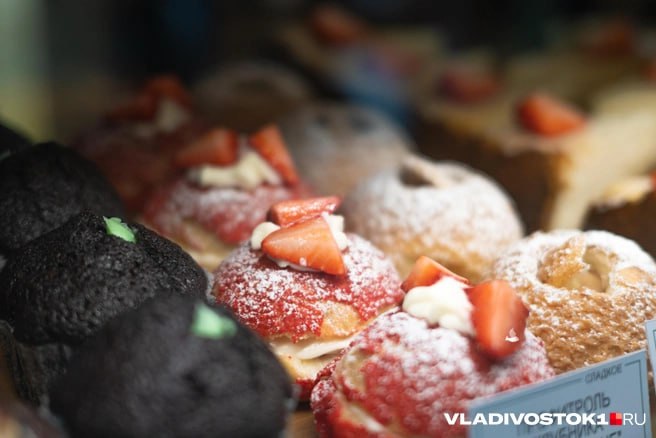 Легендарная английская пекарня кофейня Five o clock проработавшая почти два десятилетия на Арбате во Владивостоке получит вторую жизнь Управляющая заведением Анна Адамсон рассказала своем Instagram аккаунте что кафе вернётся к гостям уже в феврале но в другом формате и с новым именем Ранее владельцы объявили о закрытии Five o clock с 15 января из за резкого роста издержек По словам команды на фоне изменений налоговой политики счета кафе могли вырасти в 5 7 раз и повышение цен на любимую многими горожанами выпечку и напитки не поможет Однако прощание оказалось недолгим многочисленные отклики постоянных гостей фактически спасли проект В ответ на это команда заведения приняла решение не уходить с рынка а полностью переосмыслить концепцию Вместо пекарни здесь откроется чайная гостиная пространство для встреч разговоров и уюта Ваши отзывы и ваши тёплые слова дали нам подсказку дали нам силы и дали нам желание и уверенность Мы очень не хотели с вами прощаться Вы спасли нас в пандемию вы спасаете нас сейчас написала Анна Адамсон в официальном аккаунте Five o clock в соцсетях По словам управляющей за 18 лет работы команда убеждала гостей что Five o clock это прежде всего пекарня с ежедневной свежей выпечкой и качественными ингредиентами Однако сотни прощальных откликов гостей в связи с закрытием заведения показали иное для горожан это место давно стало точкой притяжения По её словам подавляющее большинство отзывов было не про булочки а про место где люди встречались с родными прогуливали уроки сбегали от суеты искали спокойствие проводили свидания и тёплые разговоры Анна Адамсон призналась что решение о закрытии далось тяжело и воспринималось как прощание с ребёнком которого команда вырастила за 18 лет Однако именно эта пауза позволила переосмыслить проект и дать ему новую жизнь Я с трепетом и с волнением сообщаю вам о том что мы закроемся 15 января И проект Five O Clock заканчивает свою работу свою деятельность и свою жизнь Сегодня осознала что прошло 18 лет мы вырастили ребенка и отпускаем его в свободное плавание скажем так Но мы объявляем о том что 1 февраля мы откроемся вновь как продолжение Five O Clock заявила соучредитель кофейни Работа над ребрендингом уже началась Владельцы ищут подрядчика для создания и согласования новой вывески а название будущей чайной гостиной пока держится в секрете Полностью завершить обновление интерьера планируют весной но двери частично обновлённого пространства для гостей откроются уже 1 февраля Instagram принадлежит организации Meta признанной экстремистской на территории Российской Федерации Подписаться в Telegram    Подписаться в MAX