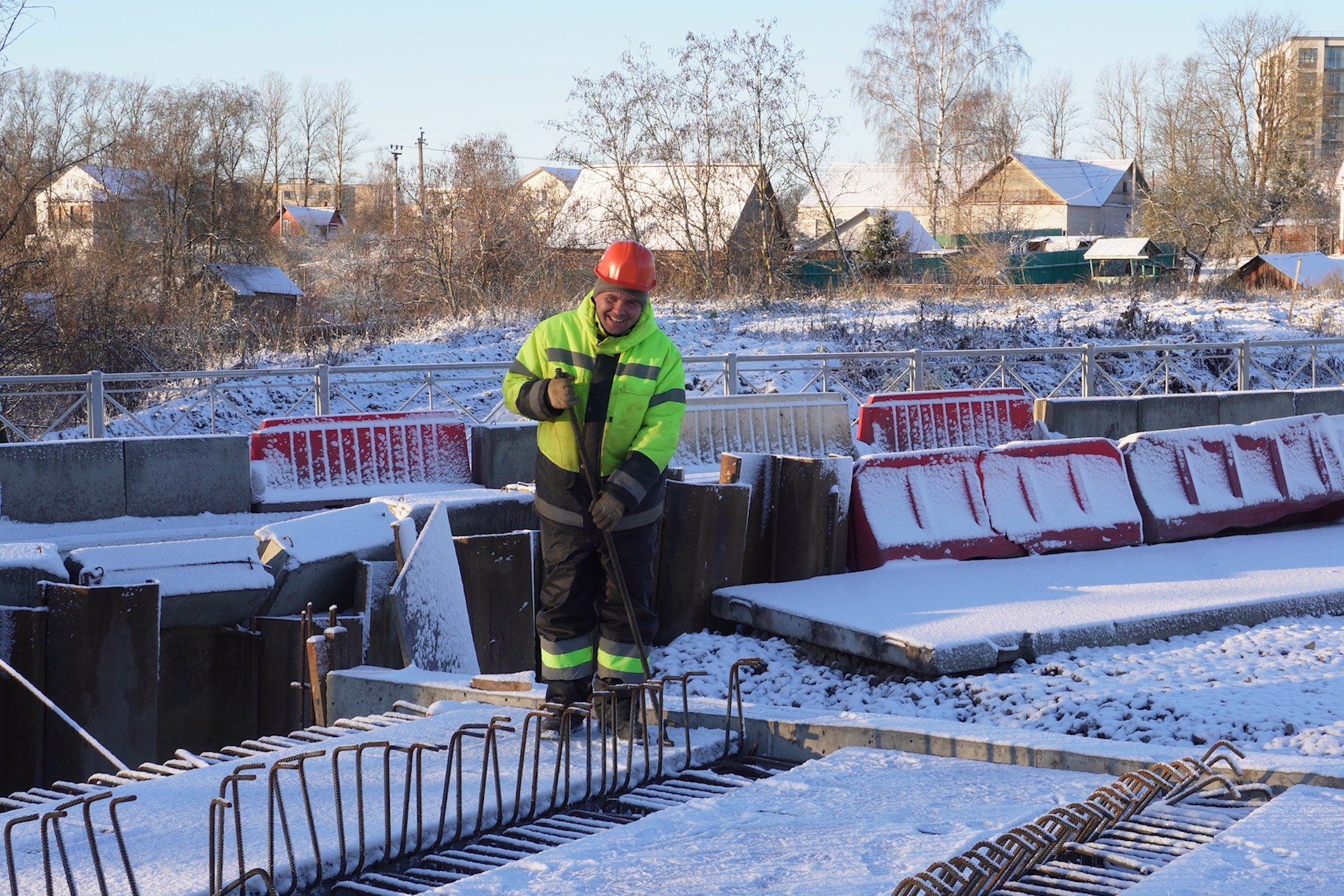 На строительстве моста через реку Стрелка #прямосейчас завершен монтаж всех балок: 21 штуки по 11 метров каждая. В ближайшие дни рабочие забетонируют межбалочные швы, нанесут новую гидроизоляцию, уложат свежий слой асфальтобетонного покрытия. Новый мост станет значительно шире предыдущего, демонтированного летом, обеспечит повышенную безопасность и комфорт для водителей и пешеходов.  Строительство идет по нацпроекту «Безопасные качественные дороги». Новый мост через Стрелку – один из этапов капремонта трассы между Аннино и Разбегаево. Этот маршрут имеет важное значение для жителей расположенных рядом развивающихся населённых пунктов, среди которых — Райкузи, Большие Томики, Иннолово.