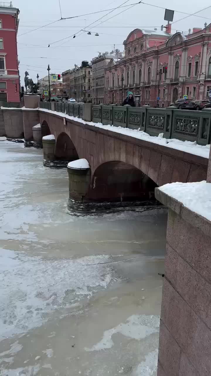 Петербуржцы наслаждаются зимними развлечениями на замёрзших реках и каналах